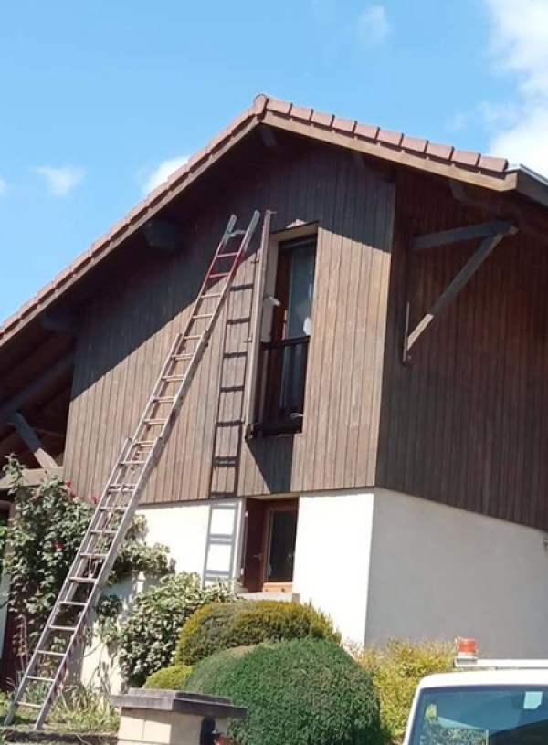 Entretien et Rénovation de Chalet à Grenoble et en Isère (38) : Lasure ou Peinture pour votre Bardage ?